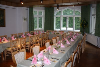 Galerie - Lange Tische mit Stühlen