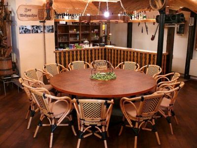 Zur Anfeuchte - Tisch mit Stühlen